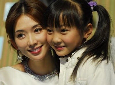 Lâm Chí Linh chụp ảnh lưu niệm chung với cô bé Lâm Diệu Khả.